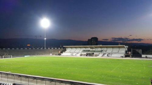 Частична преработка на проект и изграждане на осветителна система в съответствие с нормите на UEFA TV-2010 за стадион „Локомотив” / Осветление на спортни съоръжения